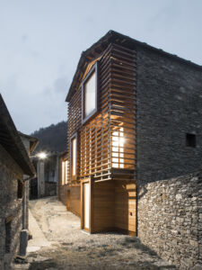 DAD - Politecnico di Torino e Studio Luisella Dutto, Mizoun de la Villo - Casa alpina del Welfare a Ostana (Cuneo; foto Laura Cantarella)