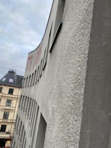 Scorcio da una finestra del vano scale B all'ultimo piano. Foto di Francesca Petretto. Gennaio 2024