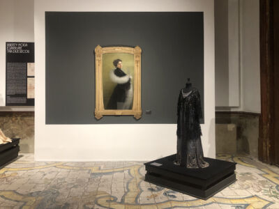 Uno degli abiti della Collezione Piraino (© Foto Archivio AutonomeForme)