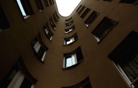 Dettaglio cortile interno, foto dal basso