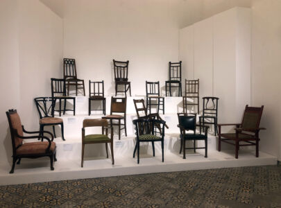 Una selezione delle sedute in mostra (© Foto Archivio AutonomeForme)