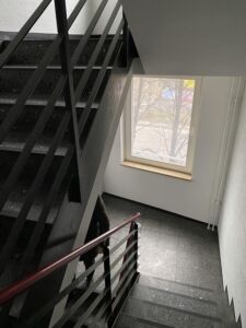 Vano scala B, dall'ingresso sulla Schlesischestrasse. Foto di Francesca Petretto, gennaio 2024