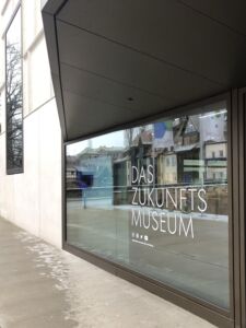 Dettaglio entrata del Zukunftsmuseum. Foto di Daniela Völkel