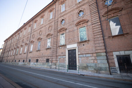 Facciata dell'ex ospedale San Giovanni su via Accademia Albertina (foto Simone Benso)