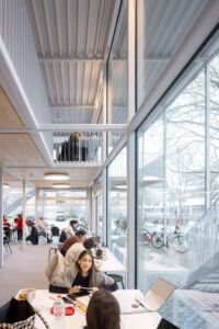 Interni comunicativi a doppia altezza (© Iwan Baan)