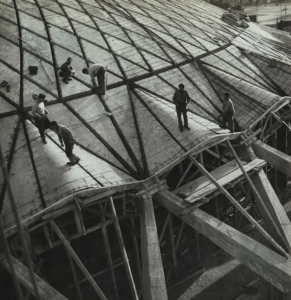 Operai al lavoro sulla cupola courtesy Pier Luigi Nervi Project Fondation