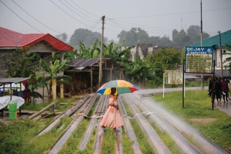 Ed Kashi, Petroleum Pipeline, Okrika Town, Nigeria, 2006 © Ed Kashi/VII/Redux