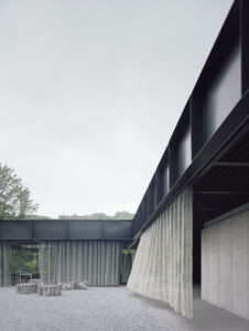 Baukunst: edificio polifunzionale per il Centro sportivo di Spa (Belgio; foto di Aldo Amoretti)