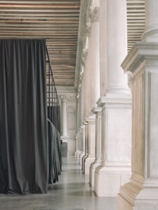Marco Ciarlo Associati: padiglione espositivo all'interno della Scuola grande della Misericordia di Jacopo Sansovino a Venezia (foto di Aldo Amoretti)