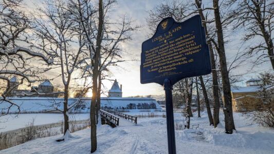 Targa commemorativa a Kuressaare, città natale di Kahn, sull’isola estone di Saaremaa (Courtesy of Louis Kahn Estonia Foundation)