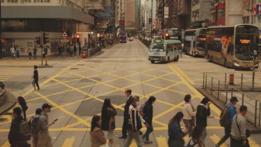 Fussgänger und Verkeht im Herzen der Stadt von Hongkong