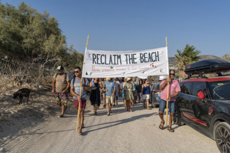 Movimento dei teli-protesta contro la privatizzazione delle spiagge in Grecia, ©Stefanos Georgiadis
