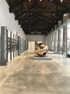 Allestimento mostra "Sculture nella città 1971/2024" (© Alessandro Brunelli)