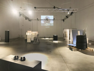 Allestimento mostra "Sculture nella città 1971/2024" (© Alessandro Brunelli)