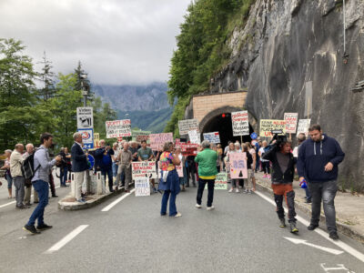 Protesta contro il turismo di massa ad Hallstatt, © Friedrich Idam)