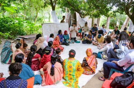 La comunità di un villaggio discute le proposte di sviluppo con alcuni gruppi di studenti di Harvard.
©Fahim, MTA