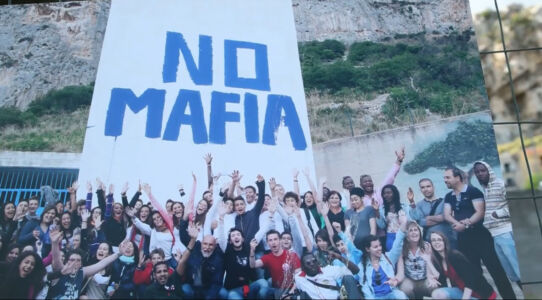 La scritta _No mafia_ posta sull'edificio da cui fu attivato l'espolisvo della strage di Capaci