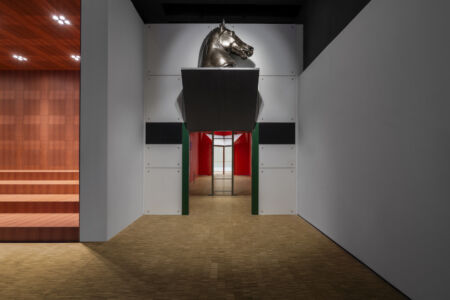 A Napoli, in piazza Cavour, nella stazione Museo della metropolitana 2001  - Alessandro Saletta, DSL Studio © Triennale Milano