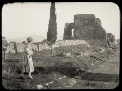 Via Appia Antica, fotogrammi da pellicola cinematografica di Mariano Fortuny y Madrazo, 1930 ca. Museo Fortuny © Archivio Fotografico - Fondazione Musei Civici di Venezia