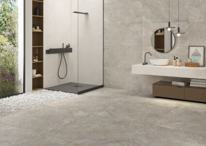 A parete il decoro Line 3D, 60x120, colore Grey.
A pavimento Grey nel formato 120x120.
Parete interno doccia e ripiano del lavabo rivestiti con l’effetto cemento District, White, 120x278.