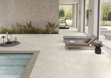 Piscina indoor realizzata con Arkè.
A parete la variante Clay palladiana, 49x49 e a pavimento Ivory, bianco formato 60x120.
Bordo piscina rivestito con Clay gradino bordo toro 30x120, spessore 20mm.
