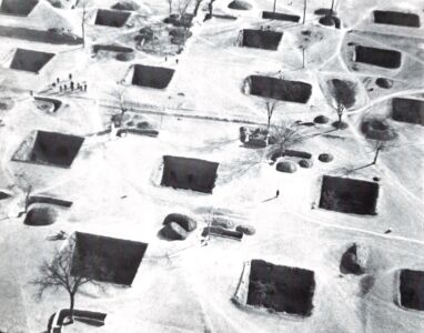Case ipogee con campi sovrastanti (da Bernard Rudofsky, Architecture without architects: a short introduction to non-pedigreed architecture, The Museum of Modern Art, New York 1964)