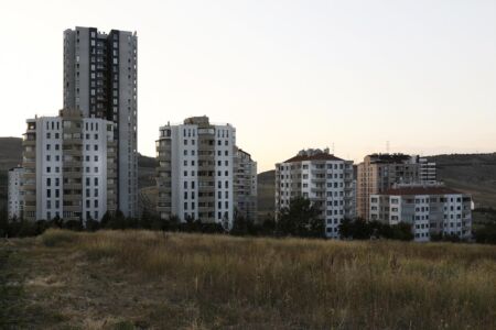 Palazzi a Doğanbey Mahallesi district (© Francesca Pompei)