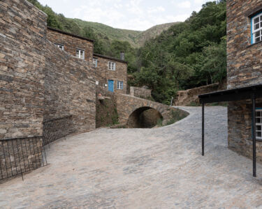 Branco Del Rio Arquitectos, “Praça e posto turismo Piadao”, Portogallo