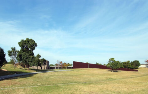 Kaze no Oka ‘Hill of Winds’ Crematorium a Fukuoka (© Daijirou Okada)