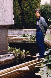 Sekiya Masaaki presso il tempietto della Tomba Brion
© Archivio Sekiya