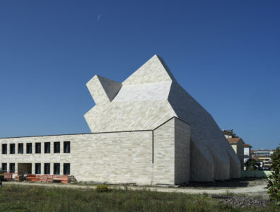 La Chiesa di San Rocco ed il complesso parrocchiale, vista da nord-est, Sambuceto, © Enrico Cano
