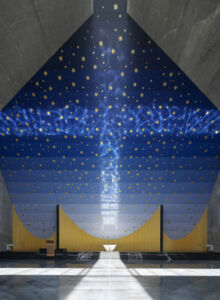 Interno della Chiesa di San Rocco illuminato dal lucernario a croce, vista dell’abside, Sambuceto, © Enrico Cano