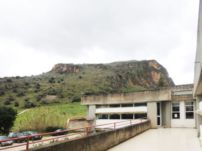 Il Centro educativo di Mirto e la collina con l'Anfiteatro, 
© Lucia Pierro