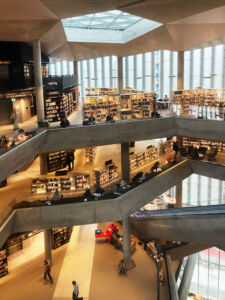 Spazio centrale della biblioteca e hub culturale Deichman Bjørvika, progettata da Lund Hagem Arkitekter AS e Atelier Oslo, Oslo, © Silvia Lanteri e Maicol Negrello
