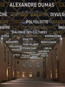 Le ciel lexical au-dessus de la cour du Jeu de paume, Villers-Cotterêts,
© Sébastien VERONESE