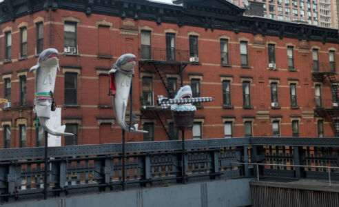 "What if they bark?", installazione di Cosima von Bonin sopra la 10th Avenue Square (2022)