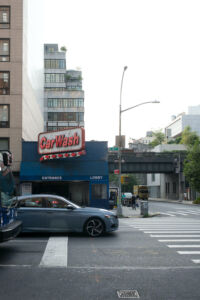 Uno dei pochi autolavaggi ancora attivi nella zona della High Line, New York