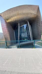 Avvicinamento del Guggenheim dal ponte di la Salve (© Laura Milan)