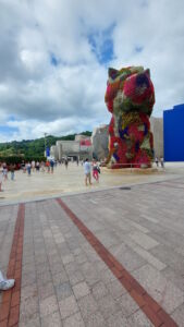 L'ingresso del Museo Guggenheim con Puppy (© Laura Milan)