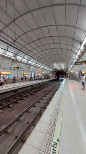 Stazione della linea 1 della metropolitana di Foster+partners (© Laura Milan)