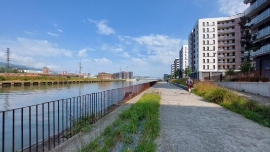 La nuova crescita della città verso ovest con il nuovo lungofiume (© Laura Milan)