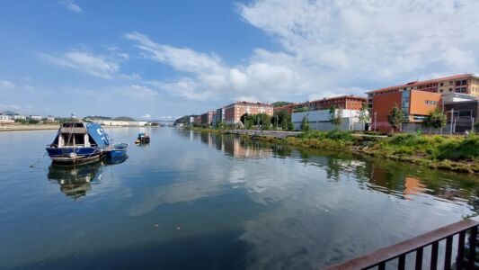 La sponda fluviale destra rigenerata dopo l'isola di Zorrozaurre con pescatori (© Laura Milan)