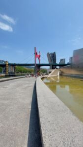 Il lungo fiume con ponte di La Salve e Museo Guggenheim (© Laura Milan)