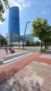 L'Auditorium dell'Università dei Paesi Baschi e la Torre Iberdrola (© Laura Milan)