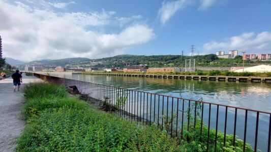 Aree industriali sulla sponda destra del Nervion (© Laura Milan)