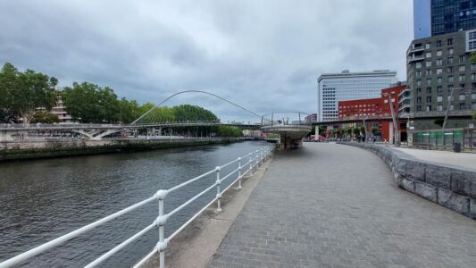 Il ponte Zubizuri di Santiago Calatrava (© Laura Milan)