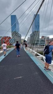 Il ponte Zubizuri, l'antiscivolo in gomma e l'Isozaki Atea (© Laura Milan)