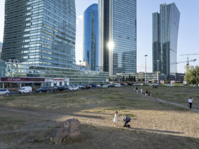 I grattacieli Northern Lights ed Emerald Towers lungo il viale Nurzhol, Astana, Kazakhstan (© Nick Hannes)