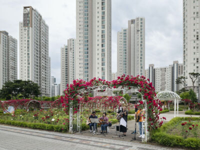 I musicisti suonano brani tradizionali coreani in un roseto sulla riva meridionale del fiume Geumgang a Sejong, la capitale amministrativa de facto della Corea del Sud (© Nick Hannes)