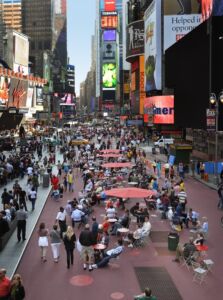 La trasformazione del 90% dello spazio stradale in uno spazio per le persone, Times Square, New York (© NYC DOT)